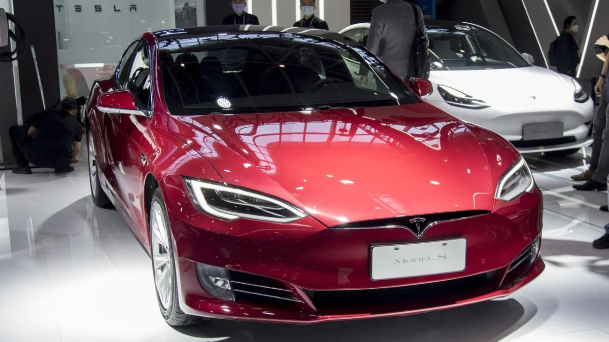 Cazador de bugs crea un sistema informático funcional con piezas de Tesla accidentados