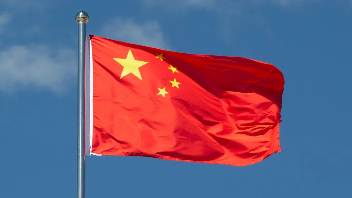China encarece el uso de IA en empresas, pero no prohíbe el despido de humanos.