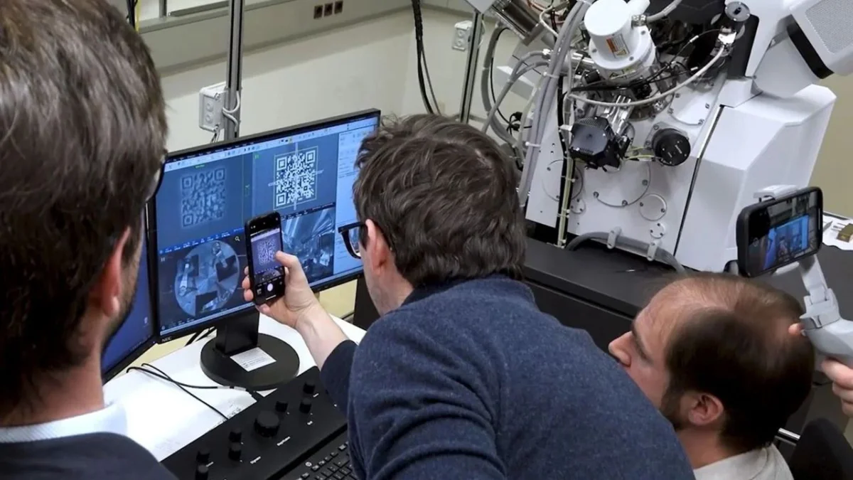 El código QR más pequeño del mundo desafía los límites de la tecnología y la biología.