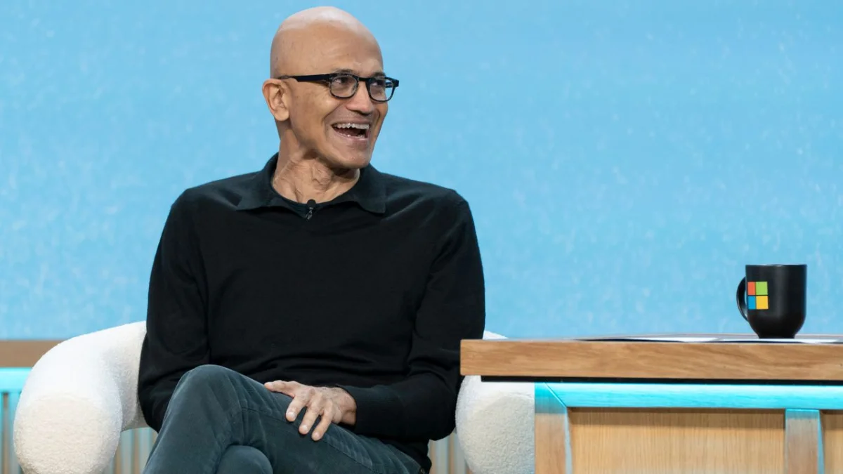 Satya Nadella impulsa un cambio en el debate sobre IA hacia la capacidad humana y cognitiva