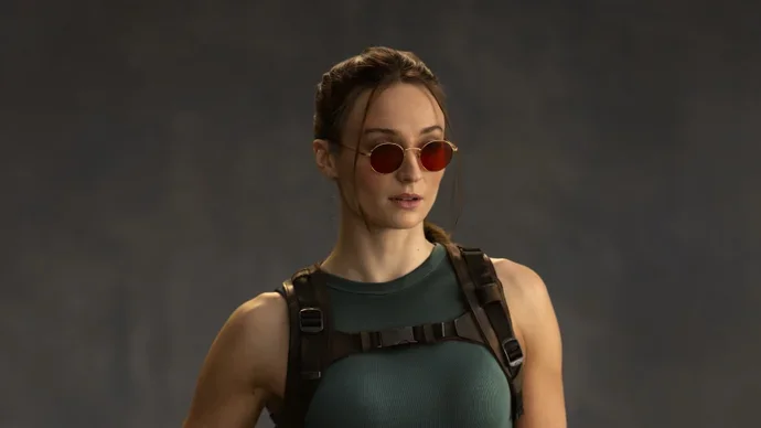 Sophie Turner sorprende como Lara Croft en el primer vistazo de su icónico atuendo