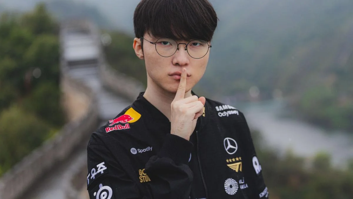 T1 elimina a Movistar KOI en los Worlds, destacando la formidable actuación de Faker