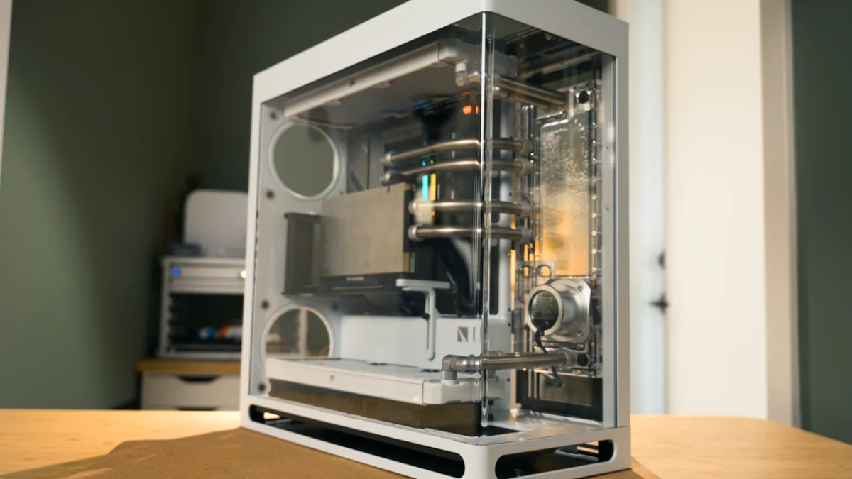 Un YouTuber revela su desafiante construcción de PC gamer con refrigeración líquida de titanio