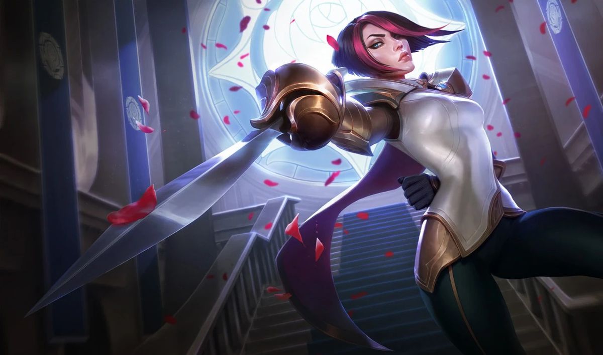 La duelista de esgrima de League of Legends, Fiora, sostiene su espada en una mano y con el otro brazo detrás de la espalda en su ilustración.