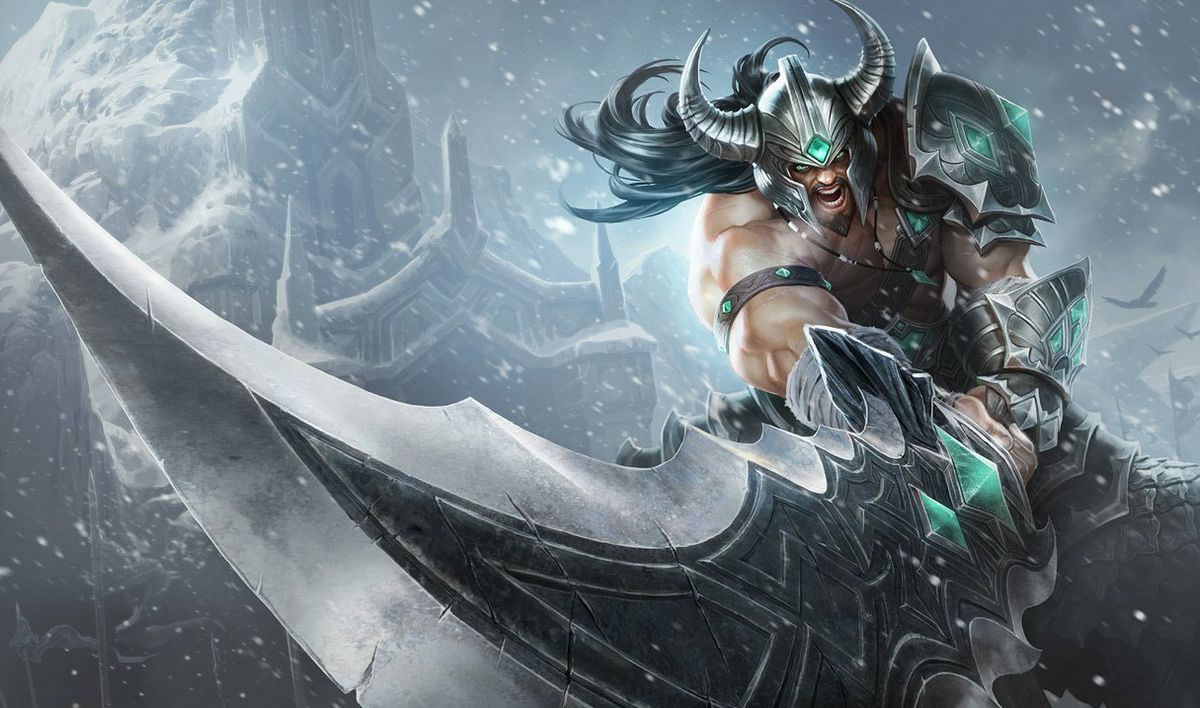 Tryndamere, campeón homónimo del cofundador Marc Merrill.  Está vestido como un vikingo y agita su espada hacia la cámara con una expresión de enojo en su rostro.