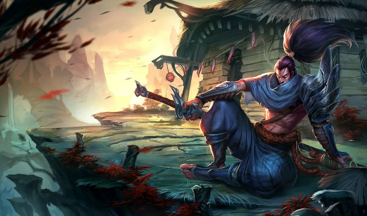 El campeón de League of Legends, Yasuo, se sienta en el suelo con su espada envainada mientras el viento sopla violentamente a su alrededor.