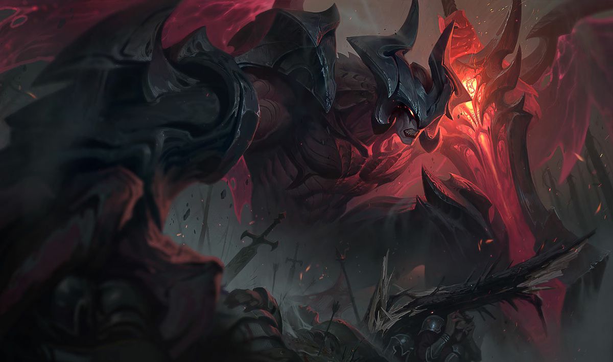 Aatrox, una figura de aspecto demoníaco con cuernos curvos, dientes rechinando y carne negra y roja, empuña una espada roja gigante y se lanza a la batalla.