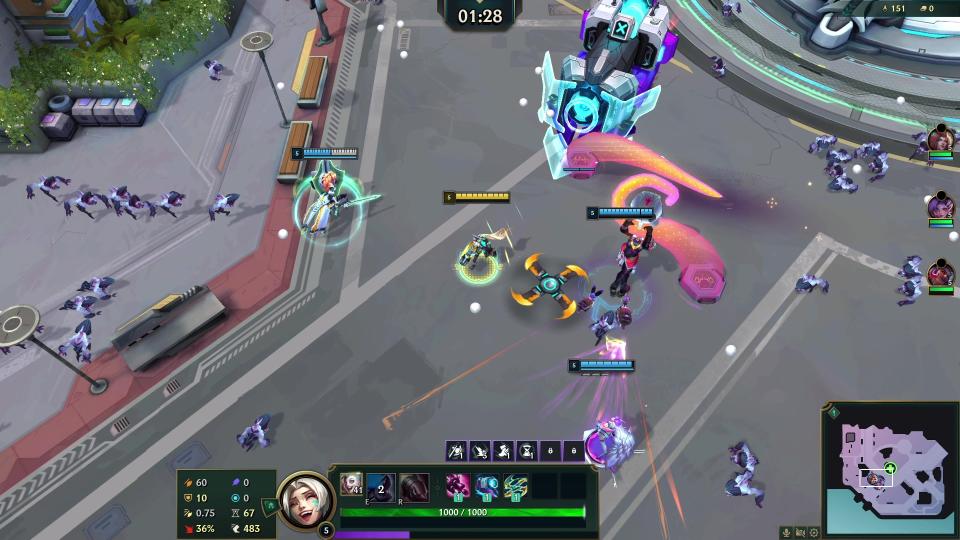 Jugabilidad del modo Swarm de League of Legends, que presenta un equipo de jugadores que luchan contra enemigos en un mapa urbano.