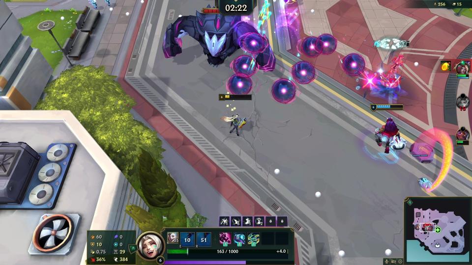 Jugabilidad tomada del modo Swarm de League of Legends, donde el personaje del jugador lucha contra enemigos en un mapa urbano.